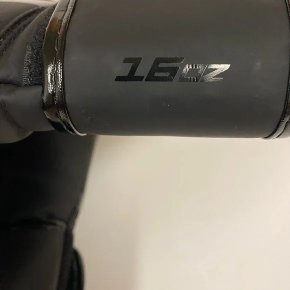 Venum Black Boxing Gloves - Picture 8 of 9